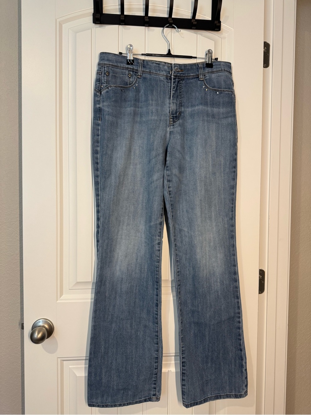 Bandolino Kelsey Women's Flare Jeans in Mid Blue Wash